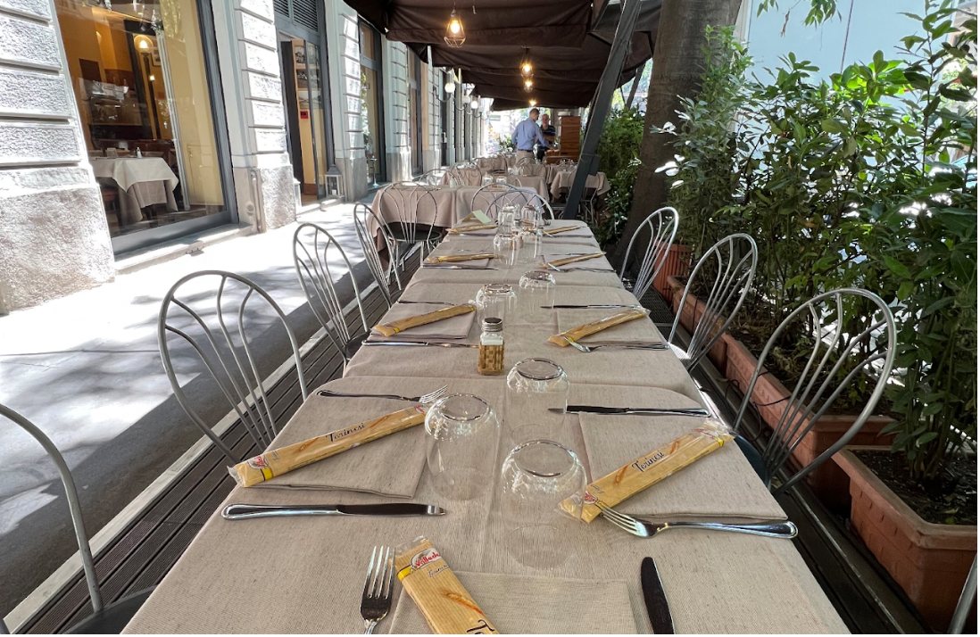 Il dehor all’aperto di Cecco in Via Vincenzo Monti